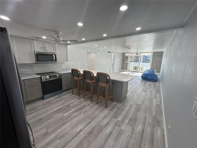 Building Photo - 7625 Sun Island Dr S