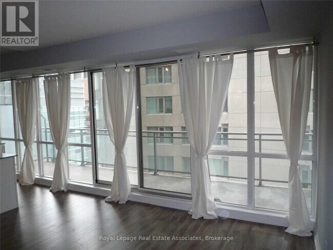 Building Photo - 220 Victoria St