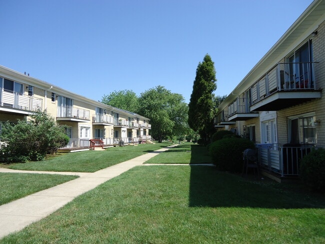 Building Photo - Continental Gardens