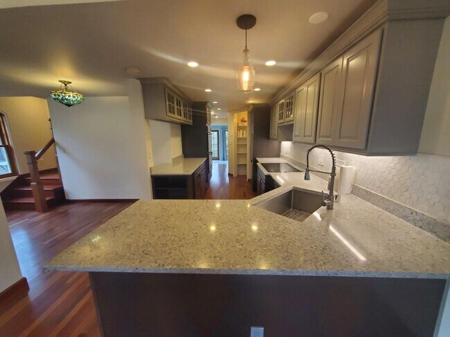 Foto del edificio - Newly remodeled with quality and comfort throughout.