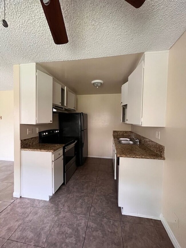 Building Photo - 2 Bedroom/ 2 Bath upstairs unit located in...