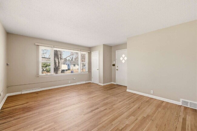 Building Photo - Charming 3-Bed 1-Bath Littleton Home!