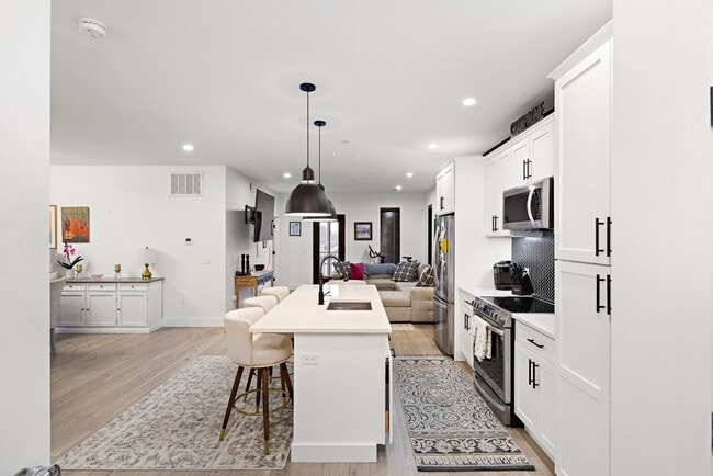 Building Photo - 68 Armandine St