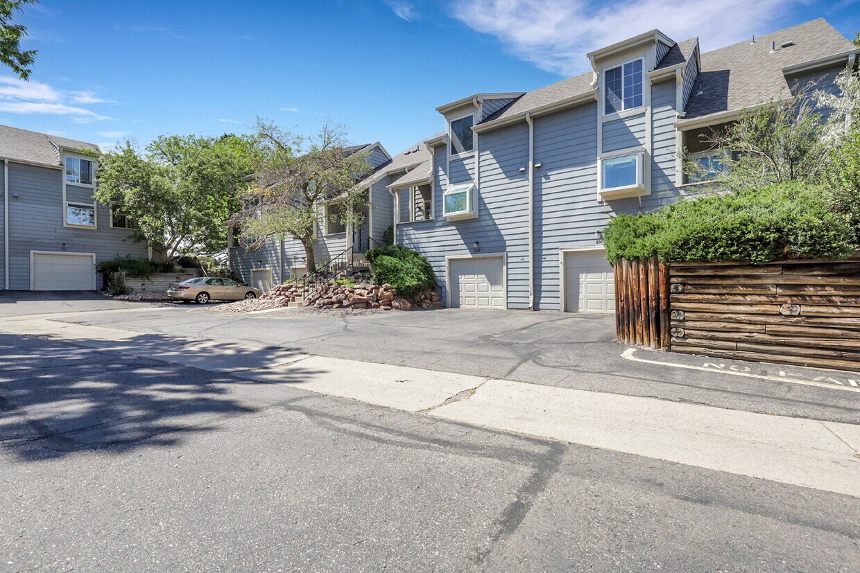 Foto principal - $3,000 - 3 Bed, 2.5 Bath Townhome with Fin...