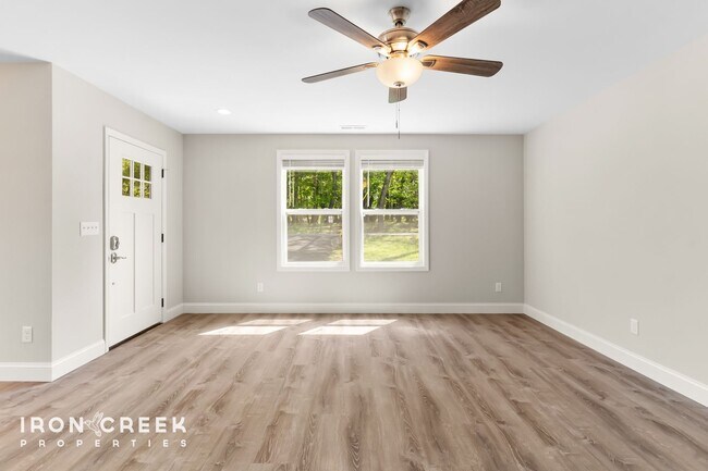 Foto del edificio - Bright and Modern: Brand New Three-Bedroom...