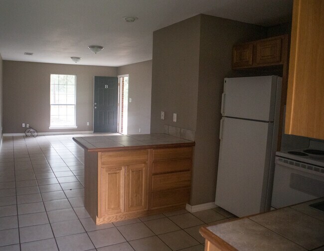 Unidad B Cocina/Sala de estar - 468 Mt Carmel Rd