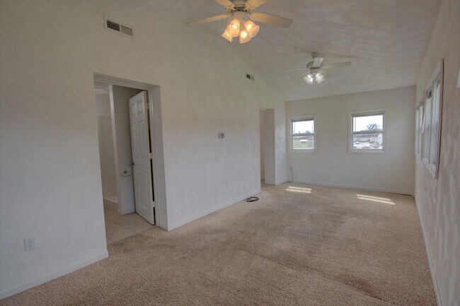 Building Photo - Two bedroom house