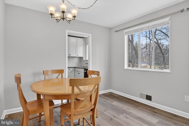 Foto del edificio - 10423 Montrose Ave