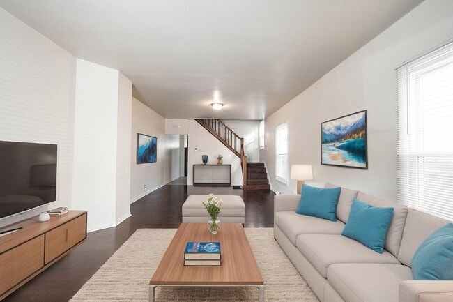 Foto del edificio - "Charming 2-Bedroom Duplex with Hardwood Floors in Indianapolis - Perfect Rental Opportunity!"