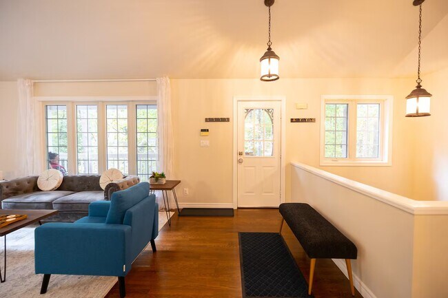 Building Photo - Executive Cottage Home for Rent in Grand Bend – Luxury Living * Fully FURNISHED