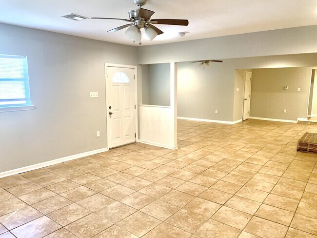 Foto del edificio - 9680 Ridgewood Dr