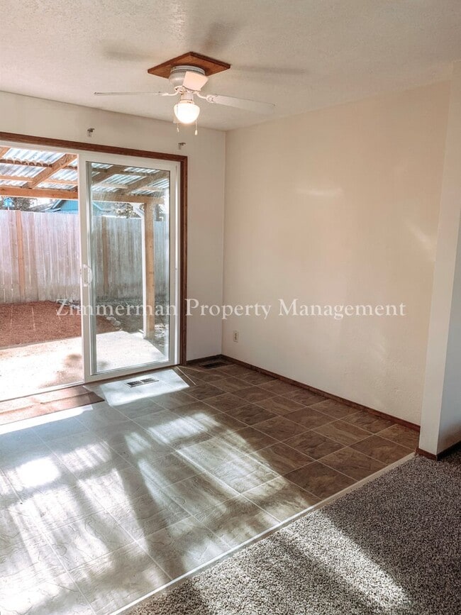 Building Photo - 1375 E Pennoyer Ave