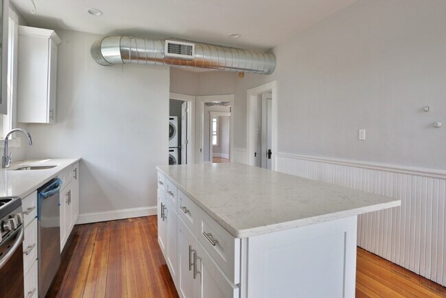 Foto del edificio - 73 Barnes Ave