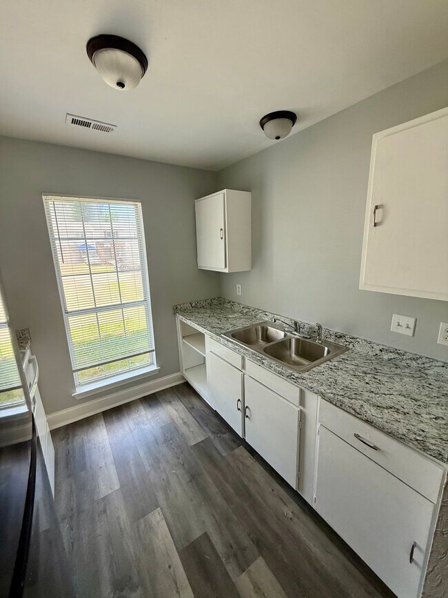 Foto del edificio - Move-In Ready 2BR Home Near Coast Guard Base!