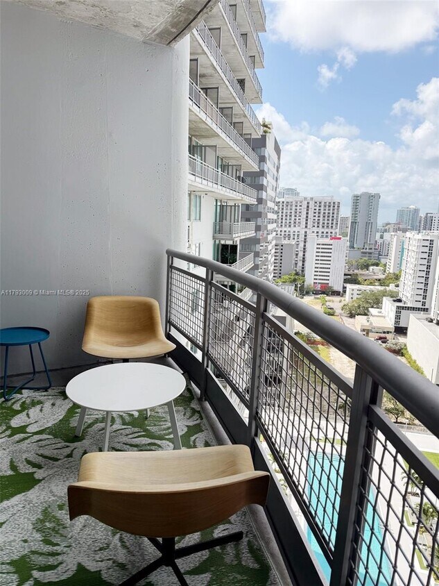 Foto principal - 690 SW 1st Ct