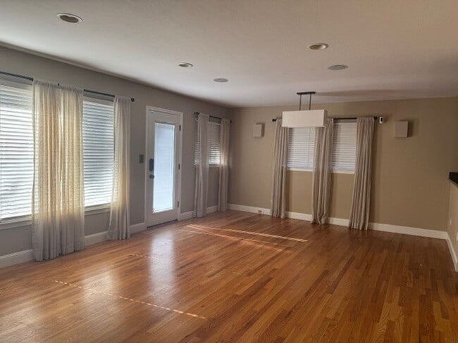 Building Photo - Beautiful Willow Glen 3 Bedroom 2.5 Bath Home.  Located in a desirable neighborhood.