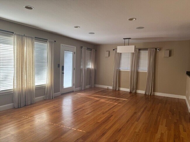 Foto del edificio - Beautiful Willow Glen 3 Bedroom 2.5 Bath Home.  Located in a desirable neighborhood.