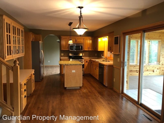 Building Photo - 4 br, 3.5 bath House - 554 White Pine Way