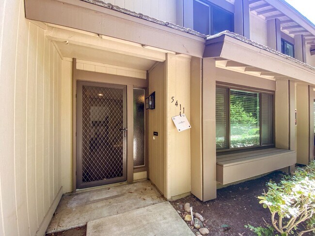 Foto del edificio - Two-Story 3 Bed, 2.5 Bath with Large Bonus...