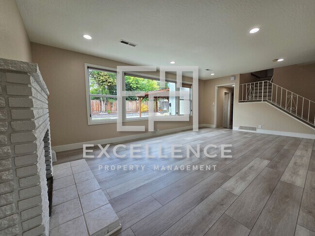 Foto del edificio - Beautiful 3/2.5 Home With 2 Fireplaces, Updated Kitchen, Spacious Yard and Covered Patio