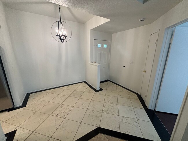 Building Photo - Double Primary Bedroom Condo for Rent in V...