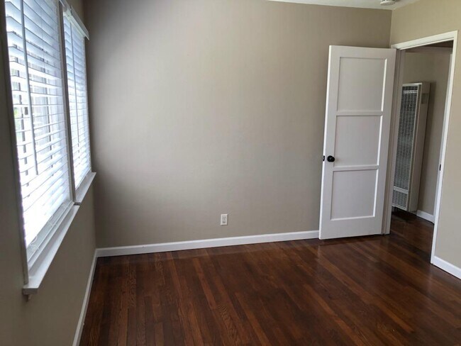 Foto del edificio - 502 N Rosemary Ln