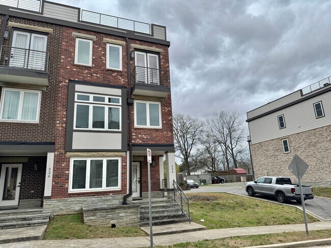 Foto del edificio - 3 Bed, 3.5 Bath Home w/ 2 Car Garage and Lake Views