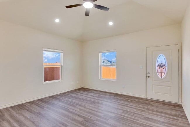 Building Photo - 1020