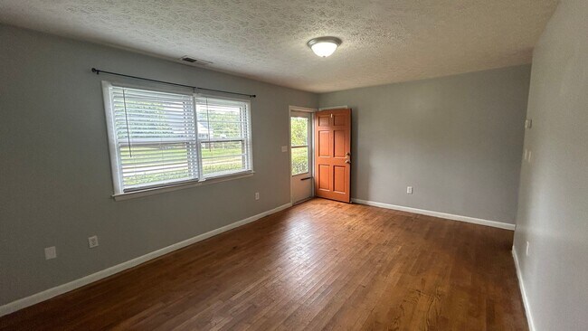 Building Photo - One Level House in Madison Heights