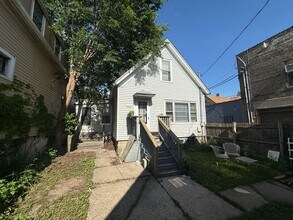 Building Photo - 2661-61B N Fratney St