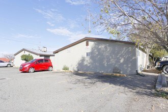 Building Photo - Spacious 2 Bedroom Apartment with Fireplace