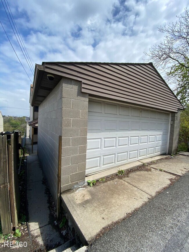 Building Photo - 4 br, 2 bath House - 39 Mt Oliver St South...