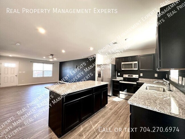 Building Photo - Charming 4BR/2.5BA Home in Charlotte!