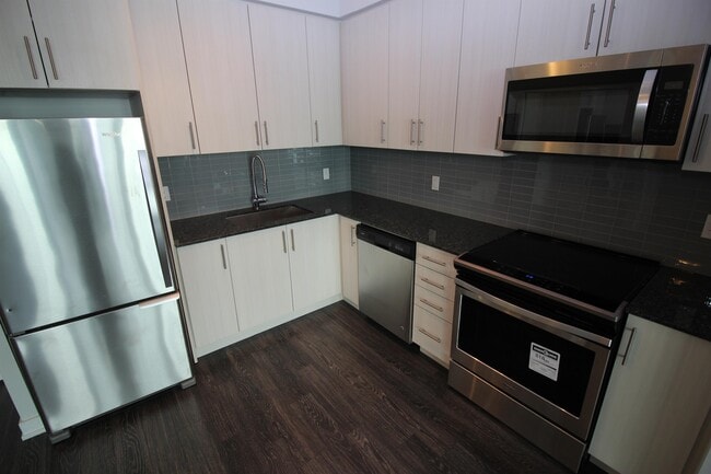 Building Photo - 4085-4085 Parkside Village Dr
