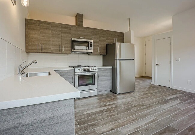 Building Photo - Chic North Central Newer Duplex!