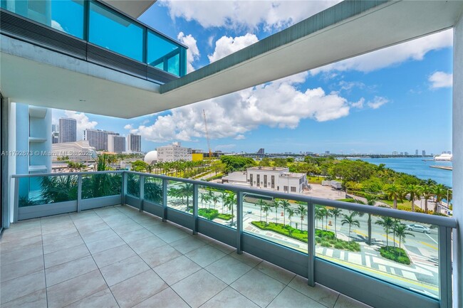 Foto del edificio - 900 Biscayne Blvd