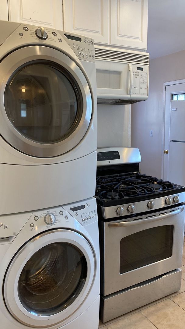 Building Photo - 2212