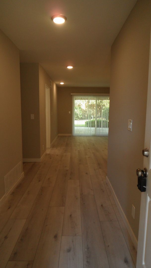 Foto del edificio - Beautiful Remodeled Single Story 4 BR 2 BA...