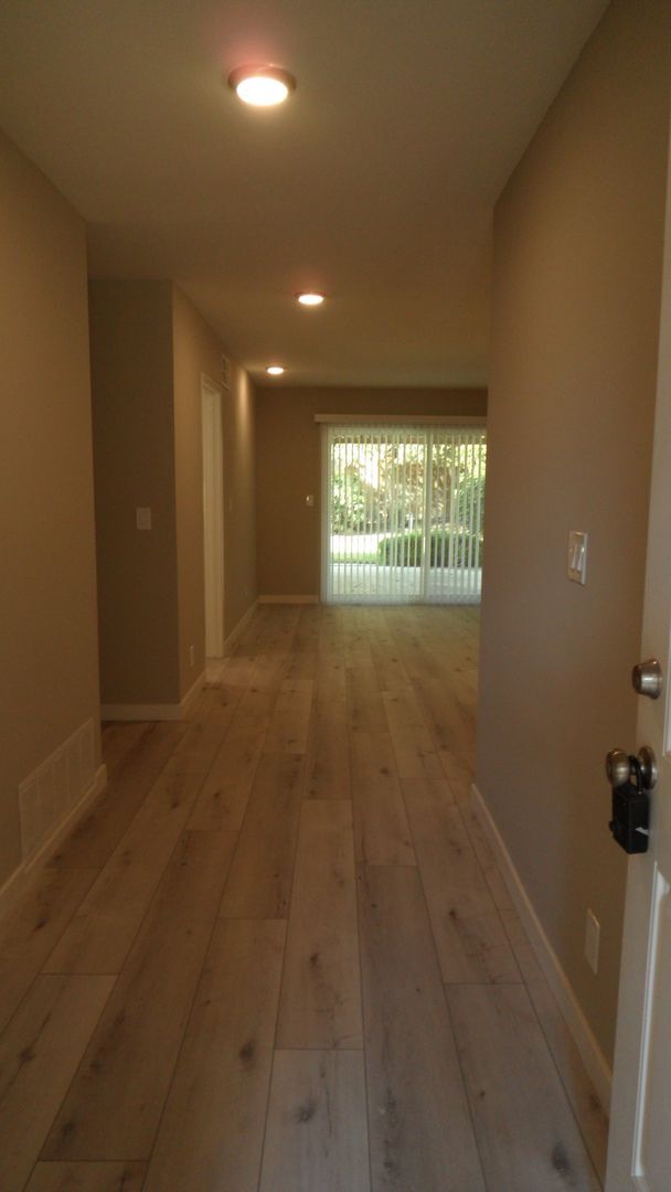 Foto del edificio - Beautiful Remodeled Single Story 4 BR 2 BA Home With 3 Car attached Garage