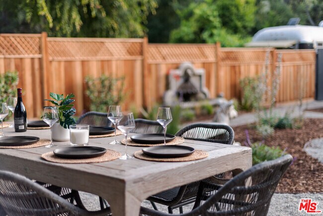 Foto del edificio - 272 N Topanga Canyon Blvd