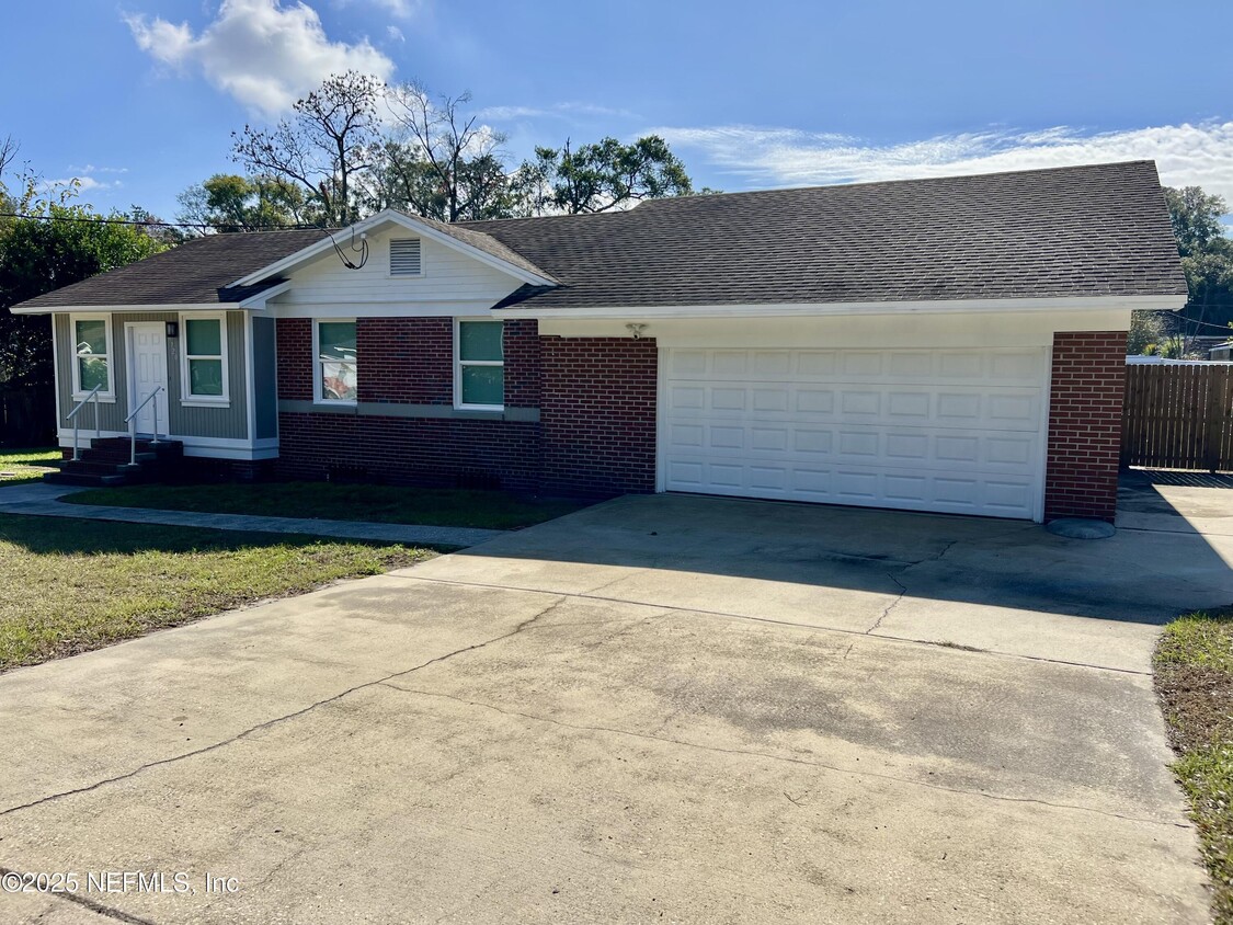 Foto principal - 9720 Jupiter Ct S