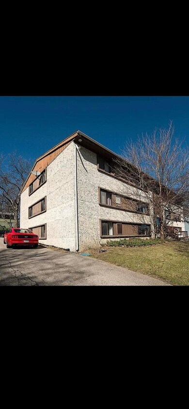 Primary Photo - 1100 Oakcrest St