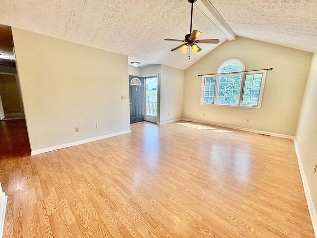 Building Photo - 3 Bedroom Home in Danville!