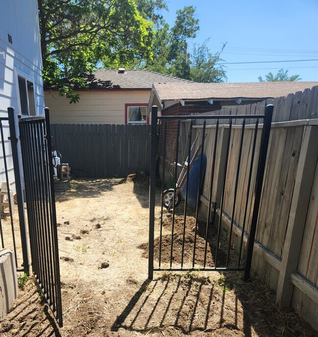 Private yard with lockable fence - 175 Wonder St