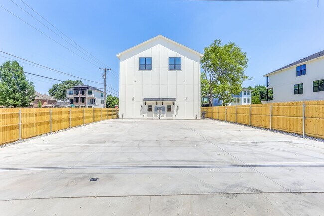 Foto del edificio - 3147 Forest Park Blvd