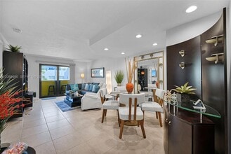 Building Photo - 1334 Collins Ave