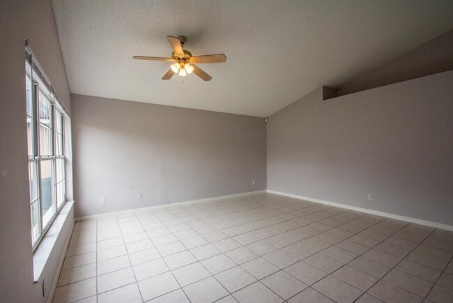 Building Photo - Freshly painted 3 Bedroom 2 Bathroom Home