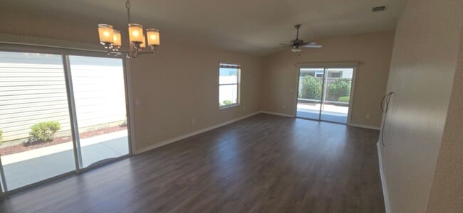 Foto del edificio - Charming 2-Bed, 2-Bath Home in The Village of Collier!