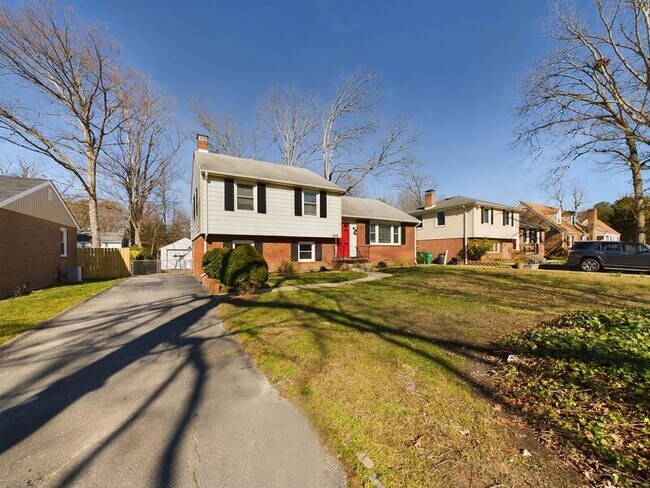 Building Photo - 9006 Avalon Dr