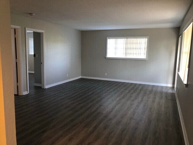 Building Photo - 584 Holly Dr